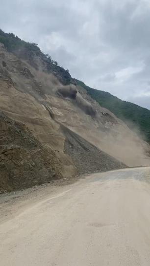 Artvin’de heyelan nedeniyle karayolu kapandı; o anlar kamerada