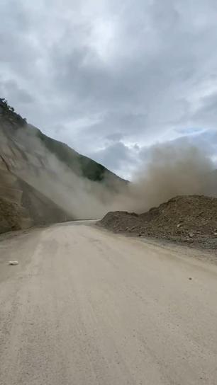 Artvin’de heyelan nedeniyle karayolu kapandı; o anlar kamerada