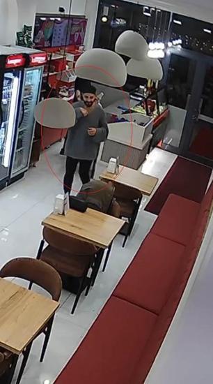 Çiğ köfte dükkanında sipariş ettiği dürüme sakal kılı koydu