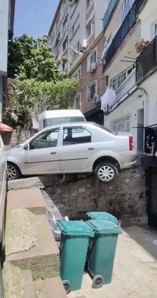 Beyoğlu’nda kargo aracının çarptığı otomobil askıda kaldı: Daha önce de aynısını yaşadım