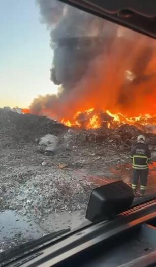 Adanada geri dönüşüm fabrikasında çıkan yangın kontrol altında