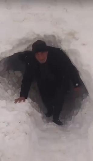 Soğuktan etkilenen buzağını evine getirip, fön makinesi ile kuruttu