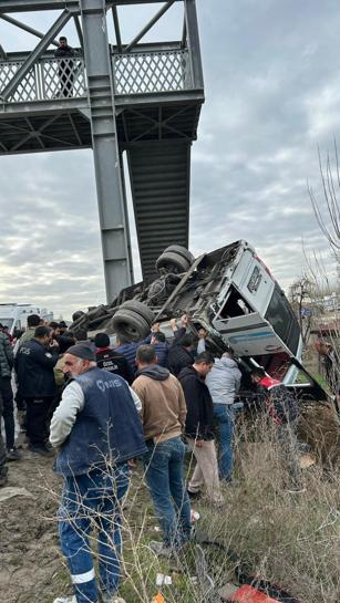 Ankarada özel halk otobüsü, üst geçidin ayağına çarptı: 4 ölü, 13 yaralı