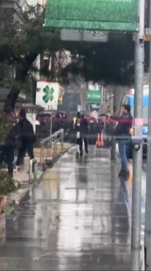 Beşiktaşta silahlı banka soygunu girişimi; güvenliğin boğazına bıçak dayayıp silahını aldı