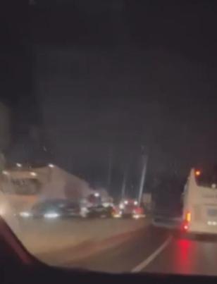 D-650’de 3 TIR’ın çarpıştığı kazada kilometrelerce araç kuyruğu oluştu