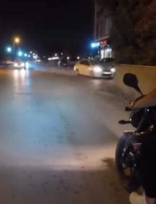 Otomobilin duvara çarptığı kaza kask kamerasında; 2 yaralı