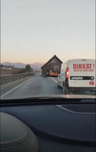 Adanada prefabrik ev taşıyan TIR, trafiği kilitledi