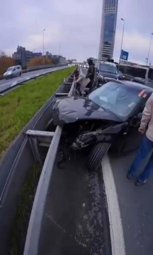 Şişli’de makas atan sürücü bariyerlere çarptı; alev alan aracın motoru yola fırladı