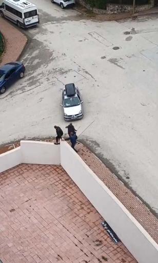 Otomobili, husumetli olduğu ailenin üzerine sürdü; o anlar kamerada