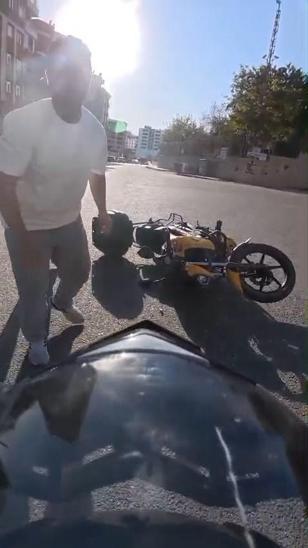 Motosiklet sürücüsünün yola savrulduğu kaza, kask kamerasında