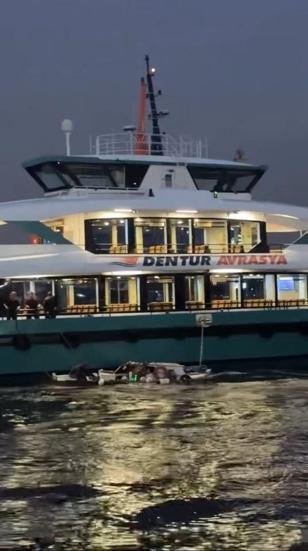 Üsküdarda yolcu motoru balıkçı teknesine çarptı