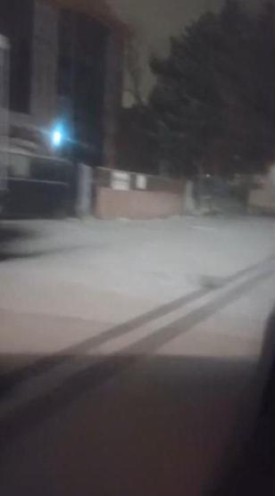 İstanbulda kar yağışı; sokaklar beyaza büründü