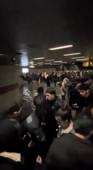 Mecidiyeköy metro alt geçidini su bastı; vatandaşlar yürümekte zorlandı