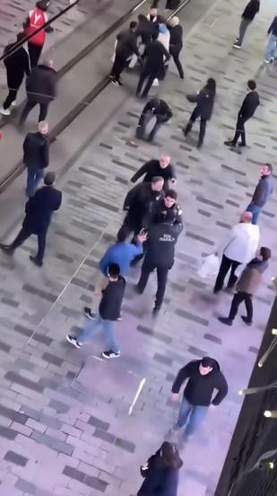 İstiklal Caddesi’ndeki AVMde tekmeli yumruklu kavga; yeğenini teyzesi kurtardı