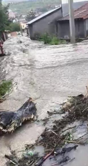 Sağanak sonrası dere taştı, bahçe ve ahırları su bastı