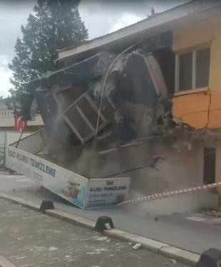 Sındırgıda depremin ardından evlerine girmeye çekinenler, çadırlarda kalıyor