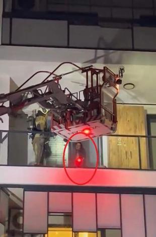 Dairesini ateşe vermek isteyen kadın, itfaiye ekiplerine damacana fırlattı