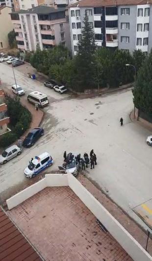 Otomobili, husumetli olduğu ailenin üzerine sürdü; o anlar kamerada