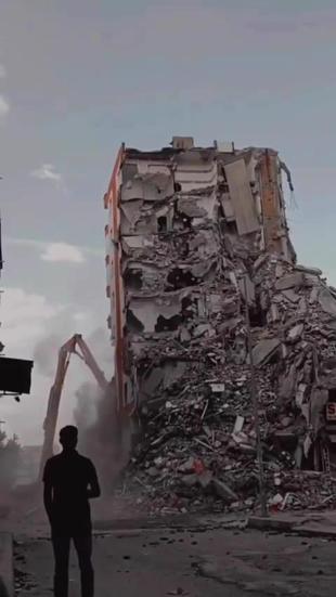 Diyarbakırda deprem hasarlı 7 katlı bina yıkım sırasında çöktü