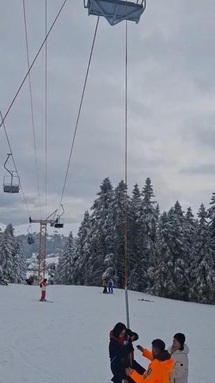 Uludağda telesiyej arızalandı; metrelerce yükseklikte mahsur kalan 51 kişi kurtarıldı