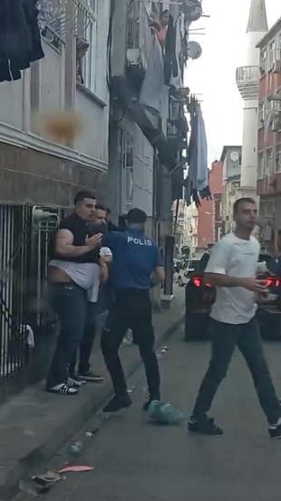 Fatihte 4 yaşındaki yeğeninin olduğu araca kaldırım taşıyla saldırdı; eniştesini darbetti