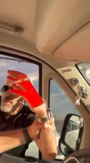 Ümraniyede servis şoförü ile otomobil sürücüsü arasındaki kavga kamerada