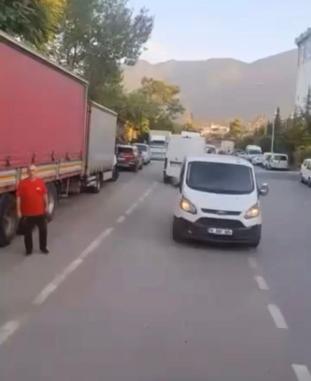 Sürücülerin ‘ters yön’ kavgası kamerada
