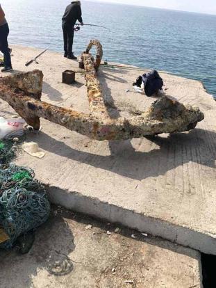 Çanakkale’de balıkçıların ağına 3 tonluk çapa takıldı