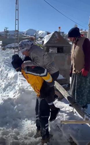 Kar kış demeden evlerdeki hastalara ulaşıyorlar