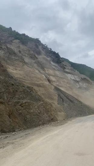 Artvin’de heyelan nedeniyle karayolu kapandı; o anlar kamerada
