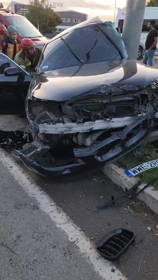 Yön levhası direğine çarpan otomobilin sürücüsü ağır yaralandı