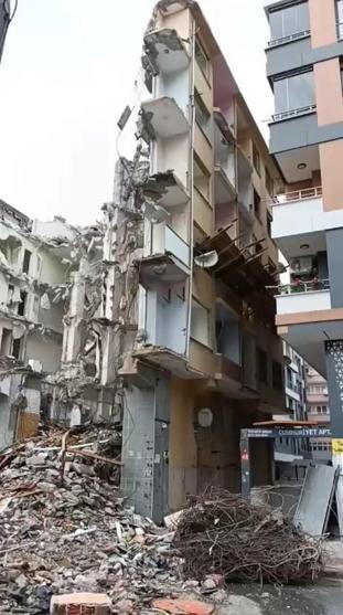 Avcılar’da yıkım sırasında dökülen beton parçaları yanındaki binaya zarar verdi