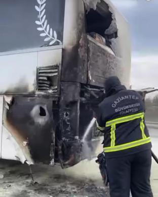 Seyir halindeki otobüste yangın çıktı, yolcular tahliye edildi