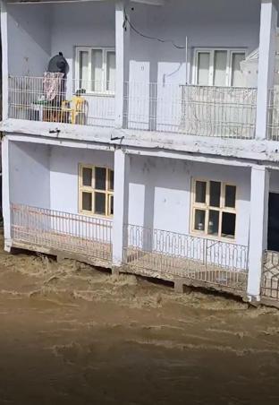 Çayın seviyesi yükseldi; su kıyıdaki evlerin giriş kat balkonlarına ulaştı