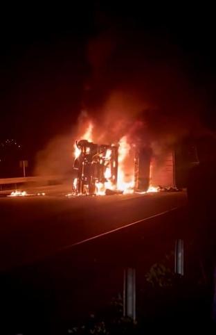 Osmaniye’de devrilen TIR, alev alev yandı