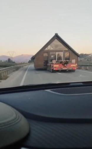 Adanada prefabrik ev taşıyan TIR, trafiği kilitledi