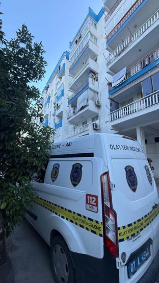 Hastaneye gitmek için sözleştiği kızı tarafından evinde ölü bulundu