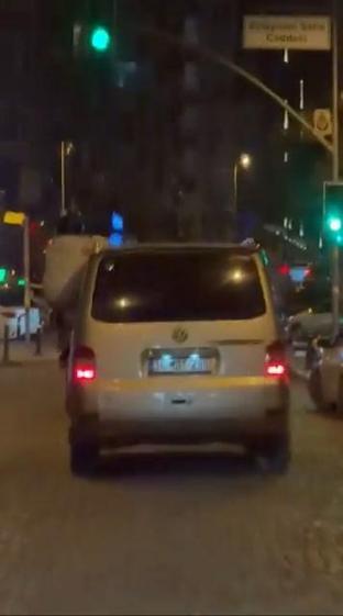 Beşiktaşta minibüsten sarkarak müzik dinleyen kişiler kamerada