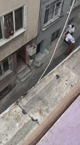 Beyoğlu’nda eniştesinin dükkanında fön çektirdi; para vermek istemeyince taş ve sopalarla evini bastılar