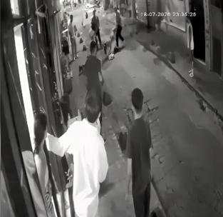 Beyoğlunda terriere saldıran pitbull cinsi köpeğin sahibinin bıçaklandığı kavga kamerada