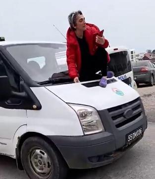 Sahipsiz hayvanları toplayan zabıta görevlilerinin aracına çıkan kadını polis ikna etti; olay anı kamerada