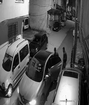 Gece saatlerinde geldikleri sokakta havai fişek ateşleyip kaçtılar