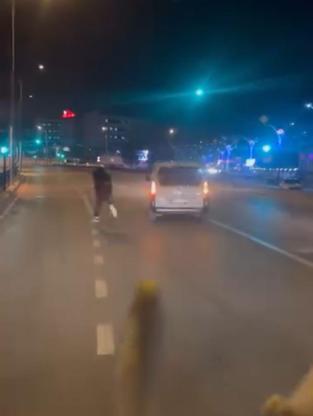 Bursada yol verme kavgası; sürücünün aracına baltayla saldırdı