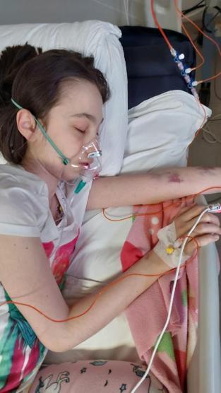 Kalp nakli bekleyen Esilanın bağış temalı resmi hastane duvarında
