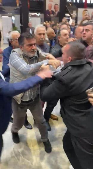 CHP kongresinde partililerle gazeteciler arasında gerginlik