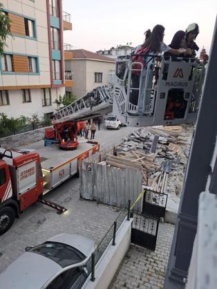 Küçükçekmecede bina bahçesinde göçme meydana geldi; 29 kişiyi itfaiye çıkardı