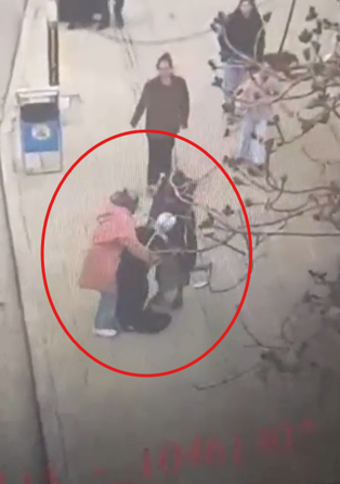 Dilencilik bahanesiyle çantanın kulpunu kesip cüzdan yağmalayan şüpheli tutuklandı