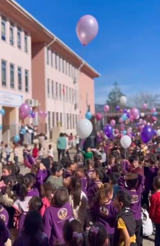 Kanseri yenen Fatma öğretmen öğrencilerine kavuştu