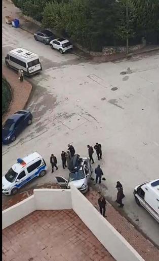 Otomobili, husumetli olduğu ailenin üzerine sürdü; o anlar kamerada