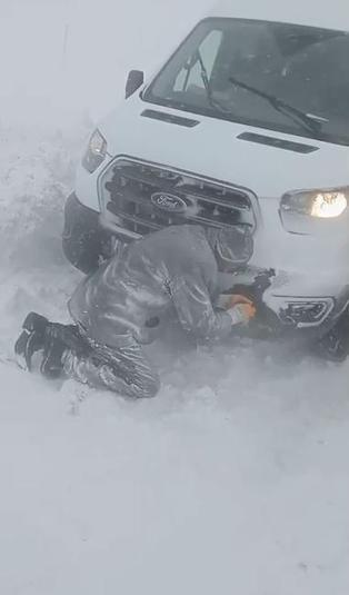 Sivasta tipide araçlarında mahsur kalanlar kurtarıldı